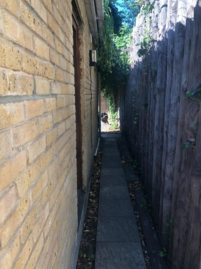 Double Room With Private Bathroom In A 2-Bedrooms House London Luaran gambar