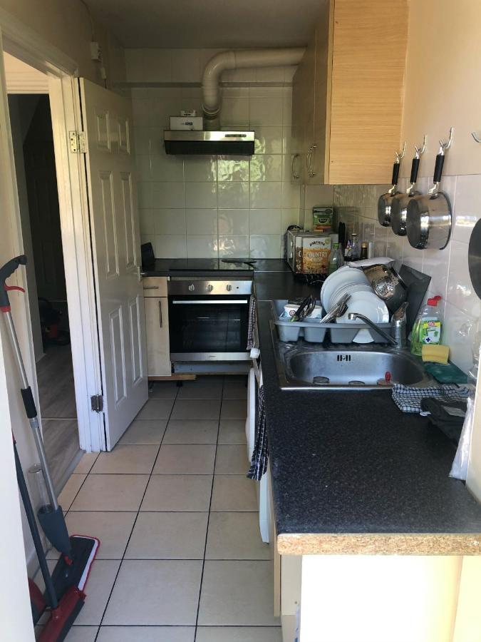 Double Room With Private Bathroom In A 2-Bedrooms House London Luaran gambar
