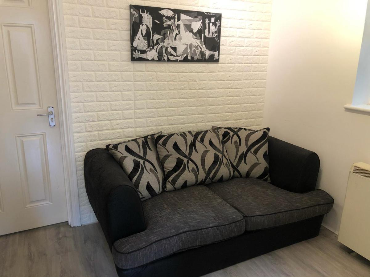 Double Room With Private Bathroom In A 2-Bedrooms House London Luaran gambar