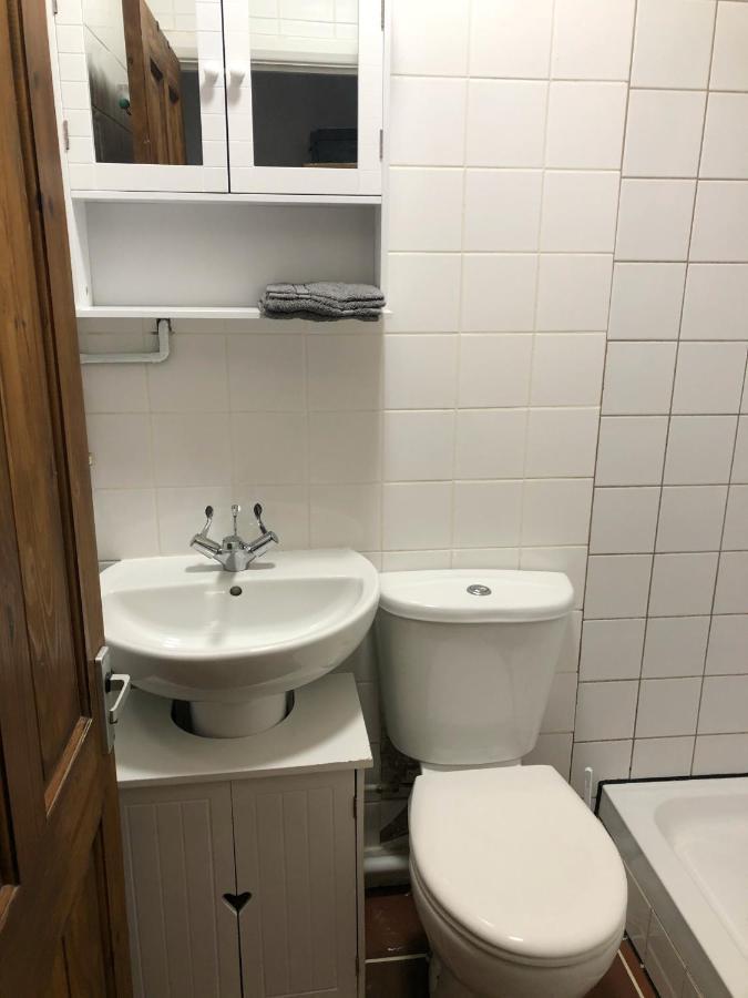Double Room With Private Bathroom In A 2-Bedrooms House London Luaran gambar